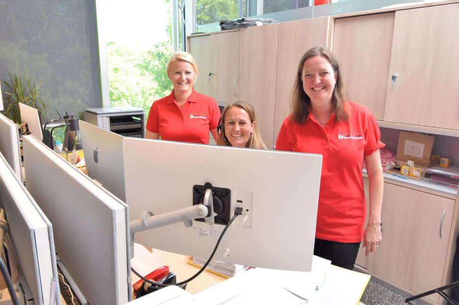Drei Mitarbeiterinnen der Franz Mittermeier GmbH im Büro